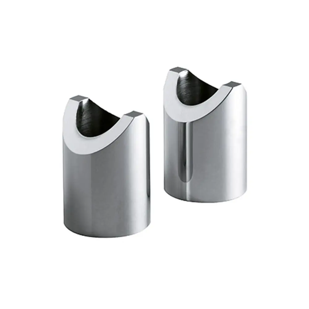 Kludi Eckmontage-Set aus zwei metallischen Teilen mit C-förmiger Aussparung, geeignet für die Wandmontage.